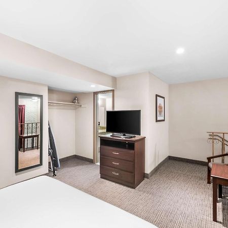 Quality Inn & Suites Columbus Exterior photo