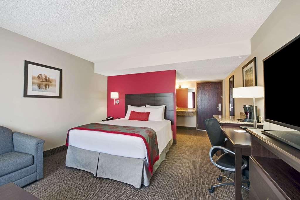 Quality Inn & Suites Columbus Exterior photo