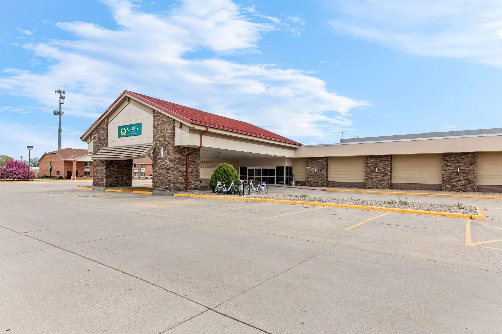 Quality Inn & Suites Columbus Exterior photo