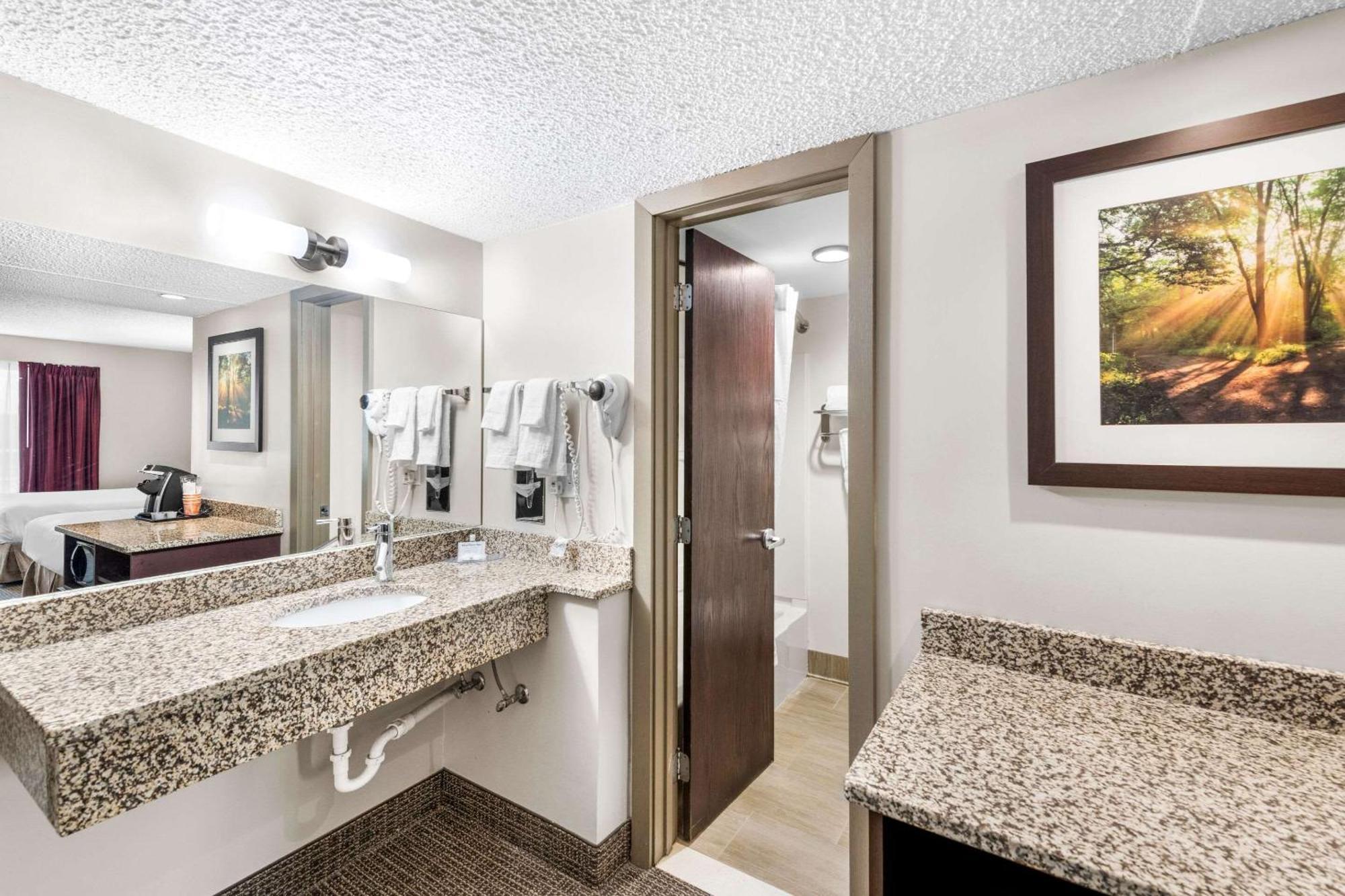 Quality Inn & Suites Columbus Exterior photo