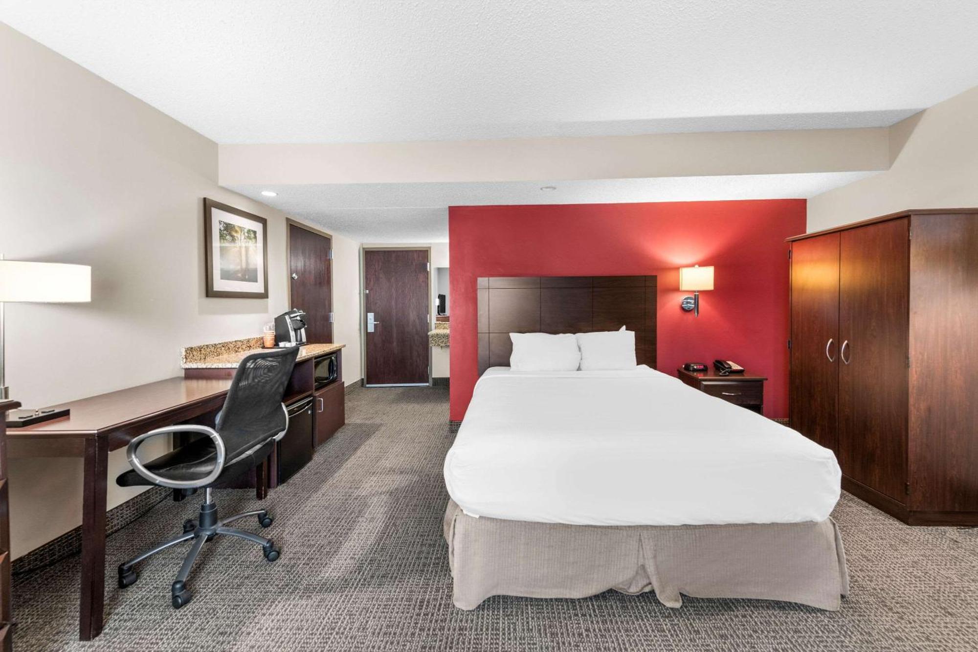 Quality Inn & Suites Columbus Exterior photo