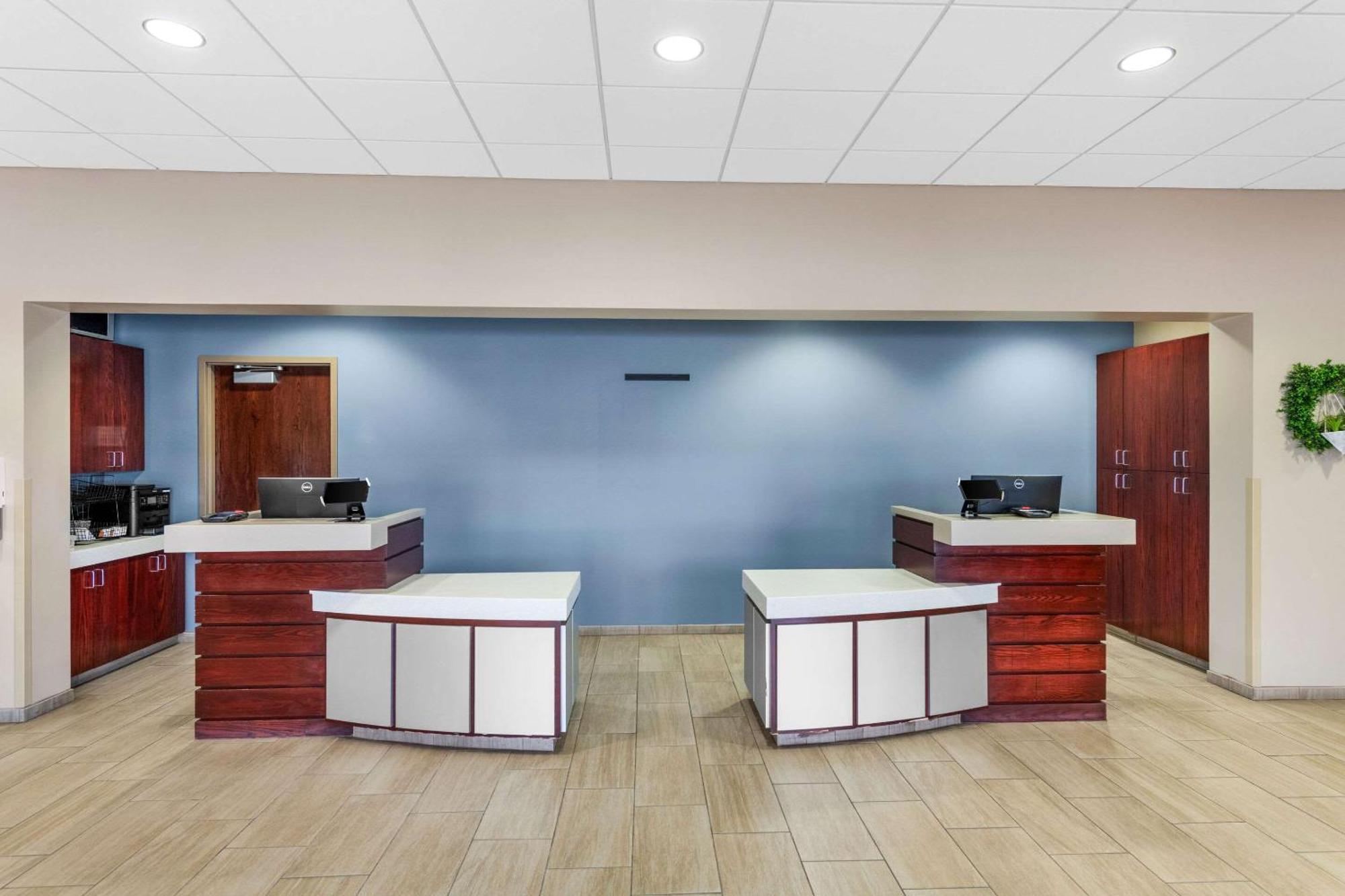 Quality Inn & Suites Columbus Exterior photo